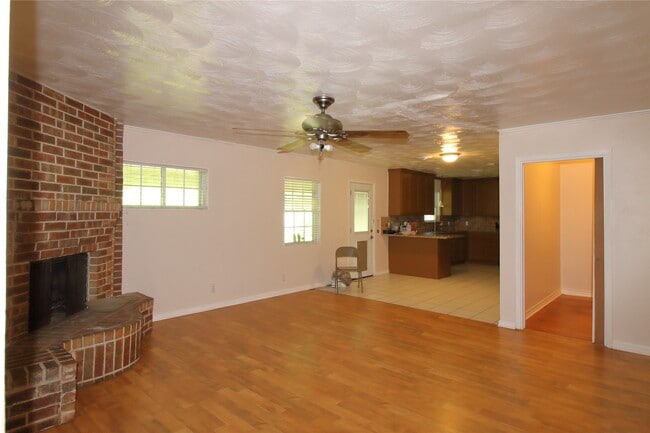 Building Photo - 1800 Richardson Ln