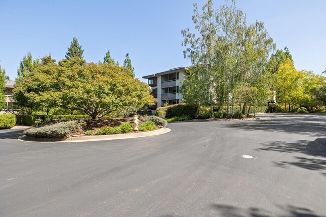 Building Photo - Elegant 2BR Condo with Golf Course Views i...