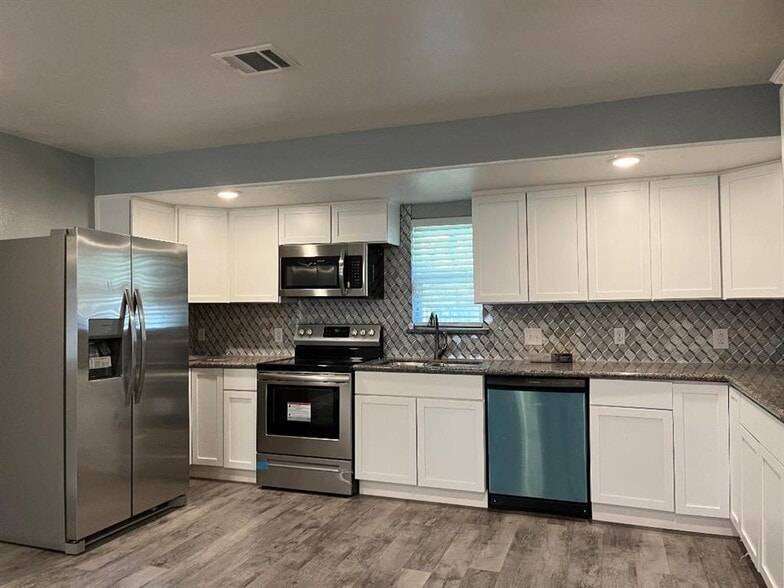 Fully upgraded kitchen - 25745 Dulaney St