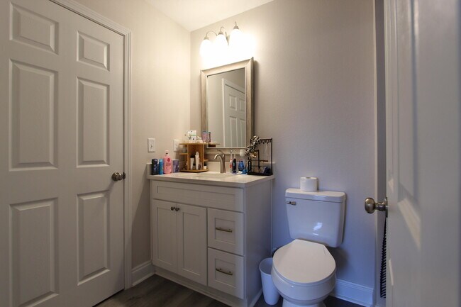 Building Photo - 5366 Highview Dr