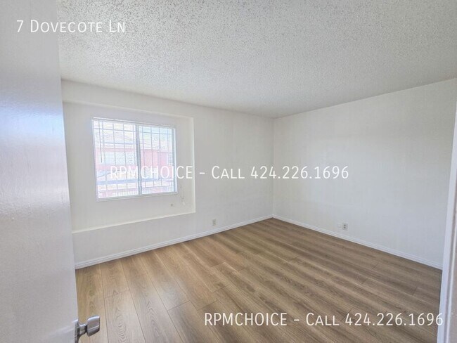 Building Photo - 7 Dovecote Ln