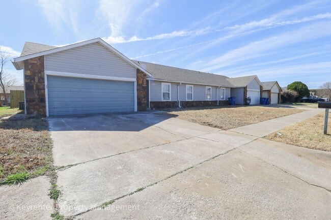 Building Photo - E 31st Ct Duplex