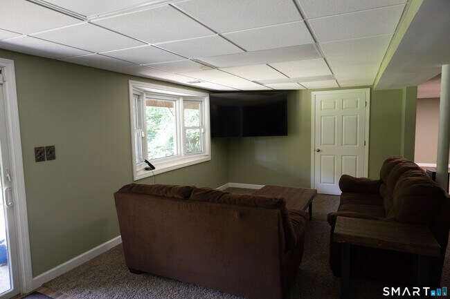 Building Photo - 18 Pinewood Shores