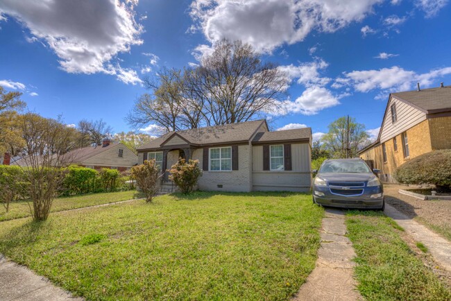 Building Photo - Charming 3-Bedroom Home with Hardwood Floo...