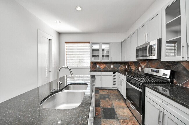 Building Photo - 2911 Chartres St