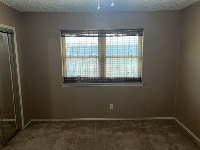 Building Photo - 2212 Silverhill Dr