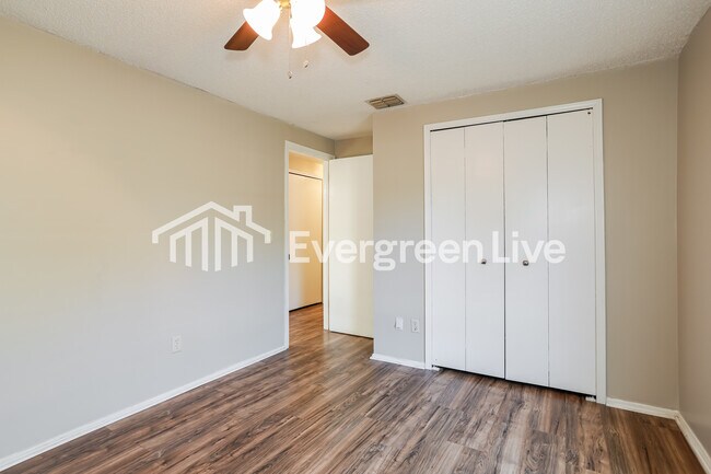 Building Photo - 229 Evergreen Ln