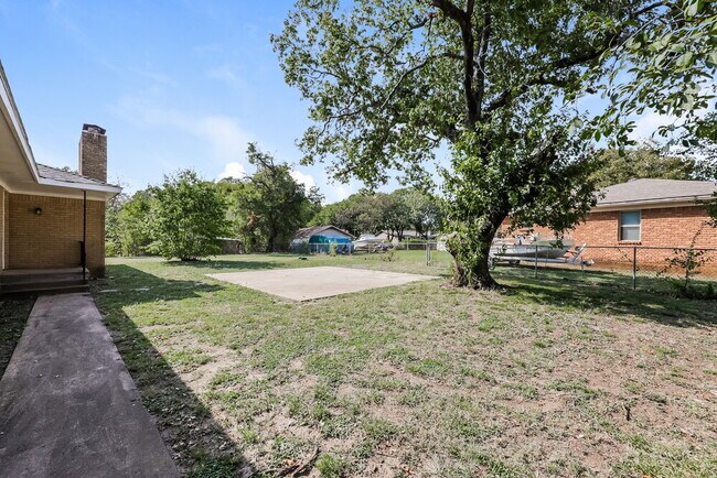 Building Photo - 831 Nature Dr