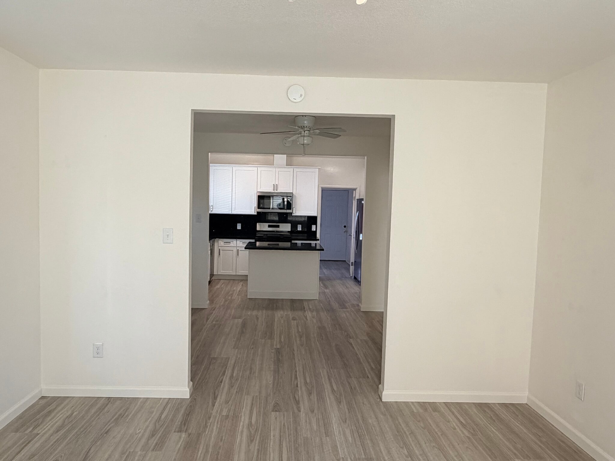 Building Photo - 394 N Livermore Ave