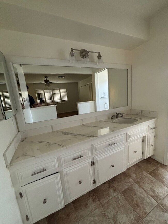 Building Photo - Very Clean Condo in Kern City!  2 Bedrooms...