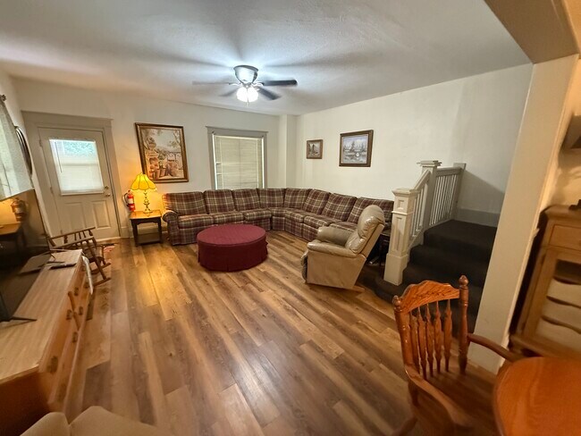 Building Photo - 33 Maple Ave