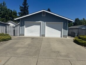 Building Photo - CLEAN SINGLE LEVEL 2 BEDROOM HOME/ WITH DE...