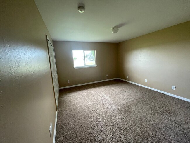 Building Photo - Nice 2 Bed plus a Den!, 2 Bath with a 1 Car Garage.