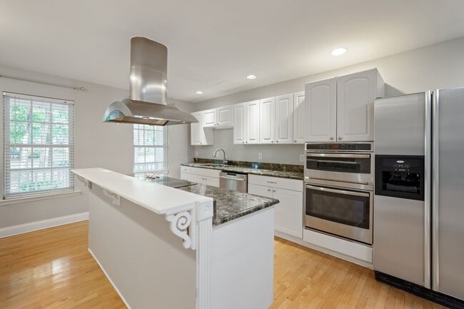 Building Photo - 3 bed, 3.5 bath with expansive deck and fe...