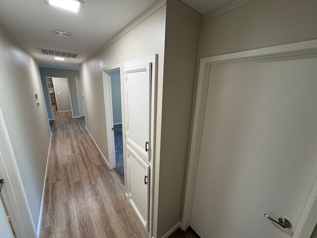 Building Photo - Beautiful Home with solar Rent Ready!