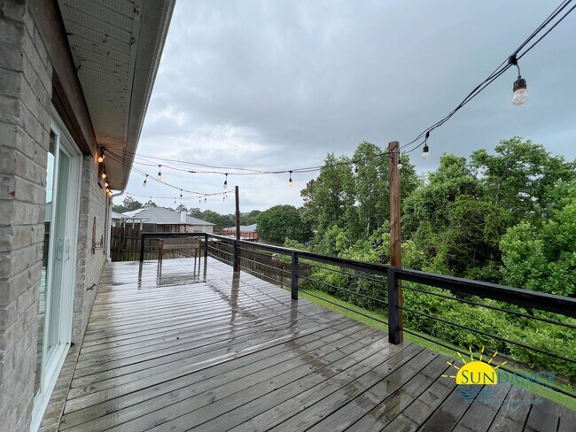 Building Photo - Charming 3-Bedroom + Office Home in Crestview, Prime Location Near I-10 & FL-85!