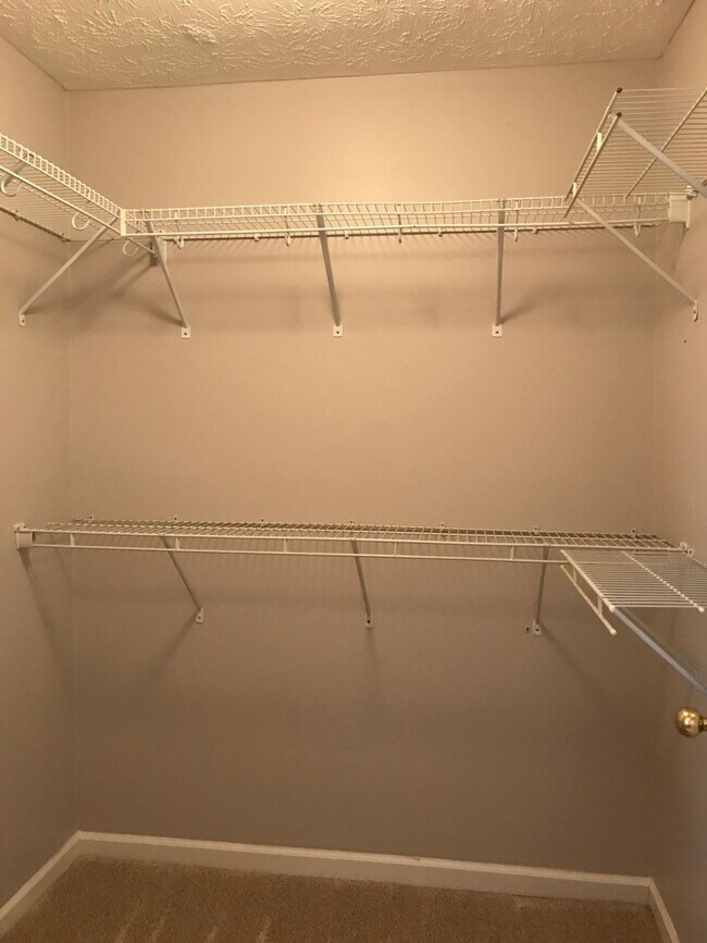 Building Photo - 881 Gerardi Rd