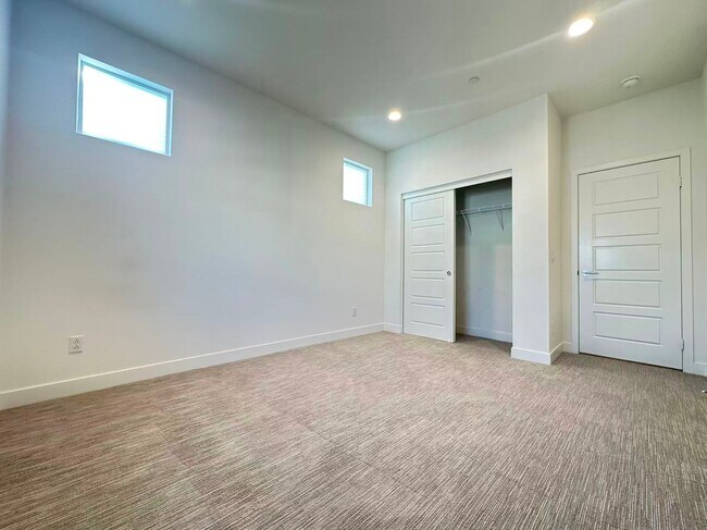 Building Photo - 4 BEDROOM HOME FOR LEASING IN Ontario