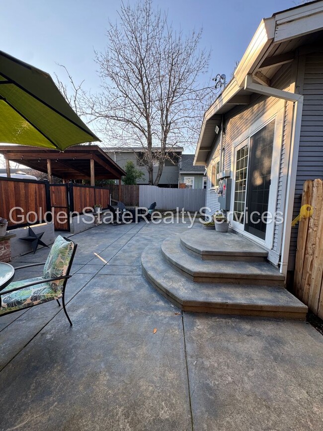 Building Photo - Pleasant St