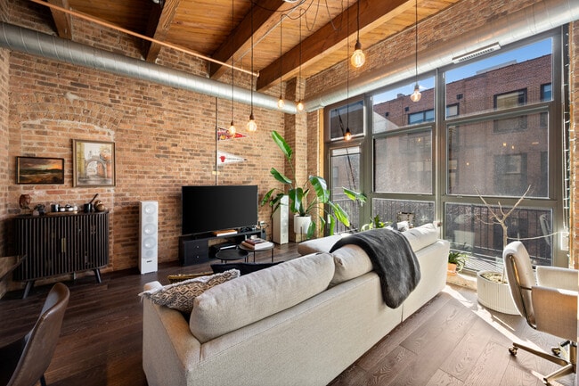 Building Photo - 1040 W Adams St