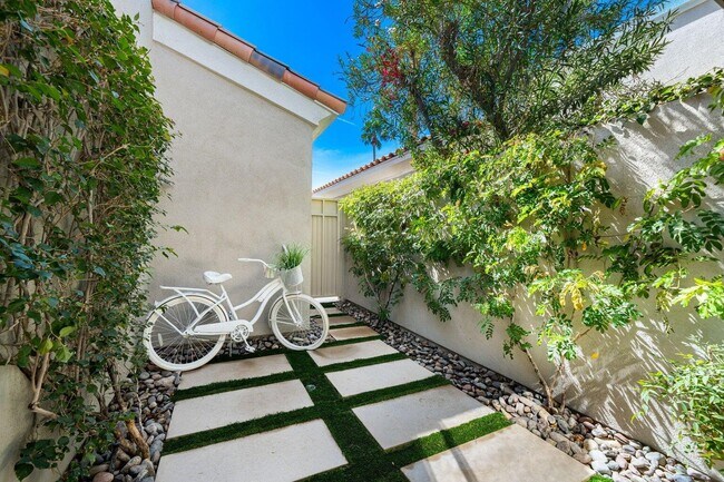 Building Photo - 502 Desert Holly Dr