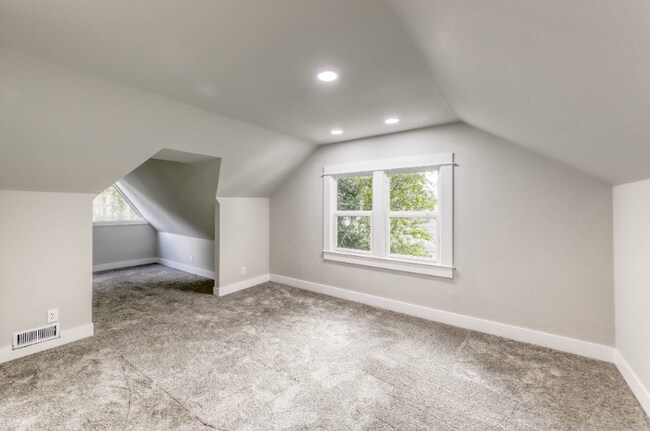 Building Photo - 1525 S Marine Dr