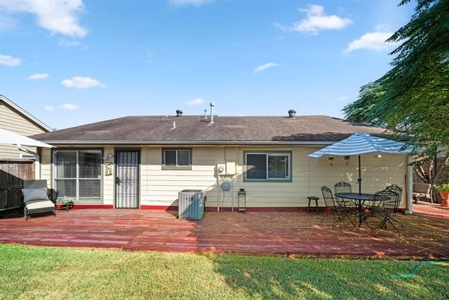 Building Photo - 16323 La Luna Dr