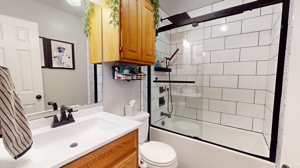 Building Photo - 1202 E Keller St