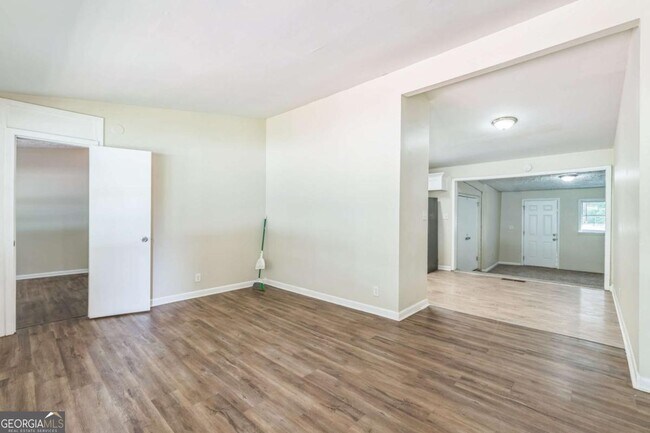 Building Photo - 16 Bromack Dr SE