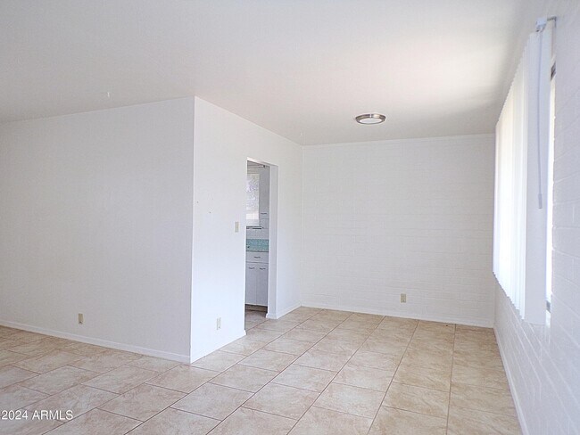 Building Photo - 307 1st St