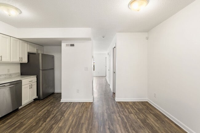 Building Photo - Updated 2-bedroom, 1.5-bath townhome in Winston-Salem