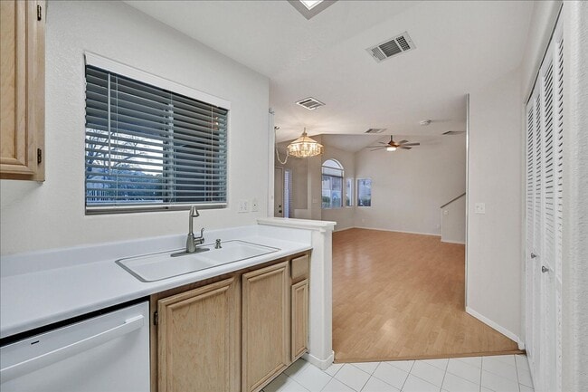 Building Photo - 2 Bedroom, 2 1/2 bath Townhome