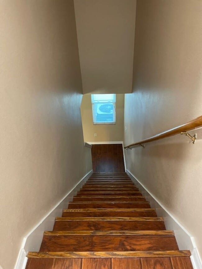 Building Photo - 2 Bedroom 2 1/2 Bath Townhouse in ST, next...
