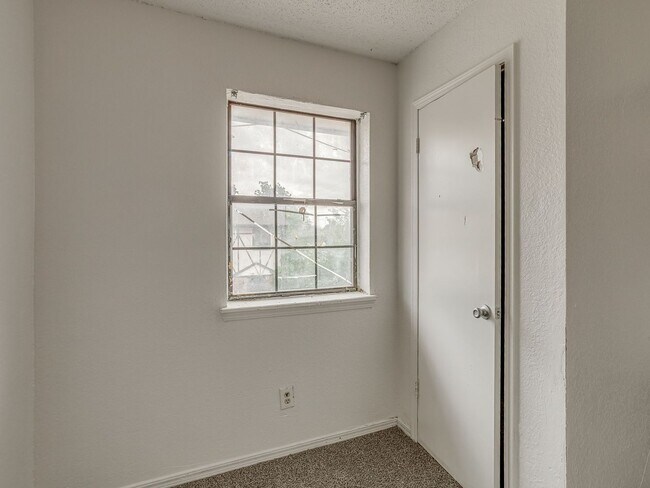 Building Photo - MOVE IN SPECIAL NO DEPOSIT IF LEASED BY JU...