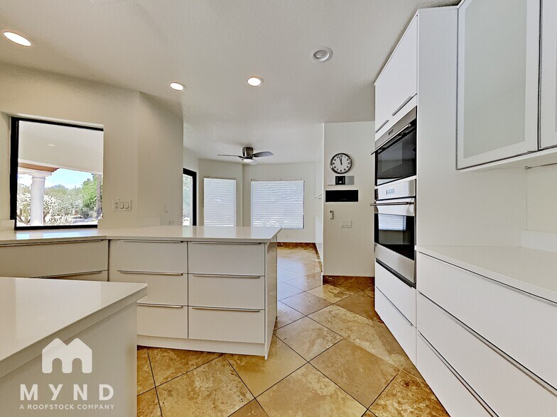 Building Photo - 8260 E Sutton Dr