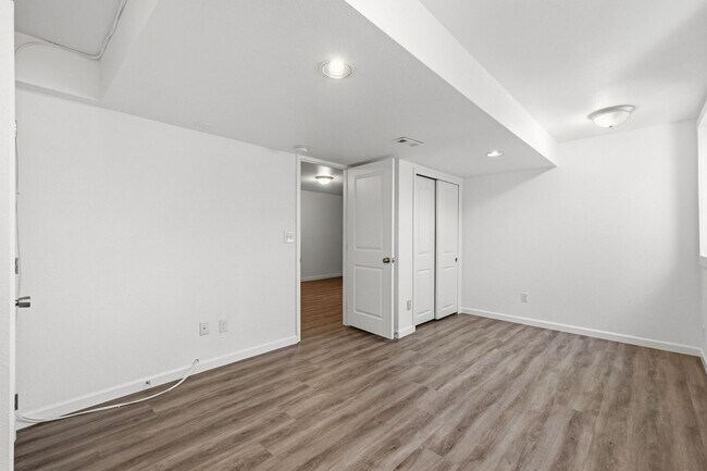 Building Photo - 4 bedroom / 2 bath / Beautifully Updated