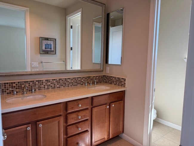 Building Photo - Executive Evergreen Valley Townhome