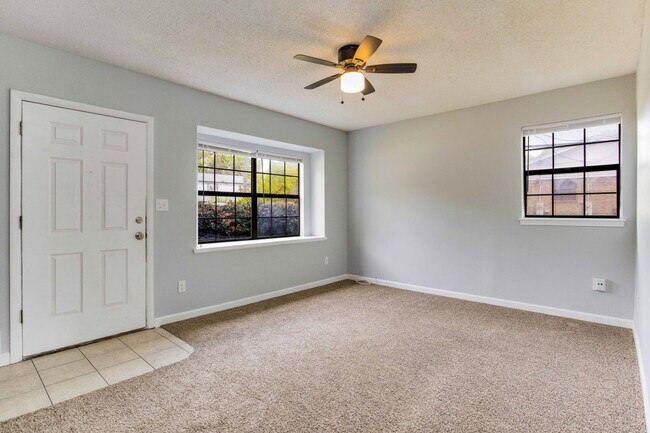 Building Photo - BRIGHT AND BEAUTIFUL DUPLEX CLOSE TO UWF!