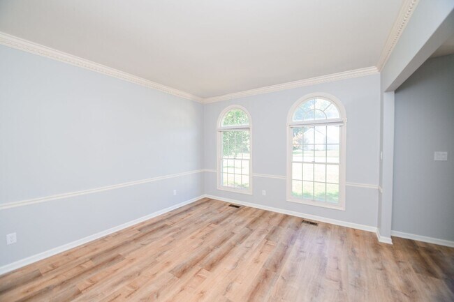 Building Photo - 5 bedroom / 2.5 bathroom Home for Rent in Valparaiso