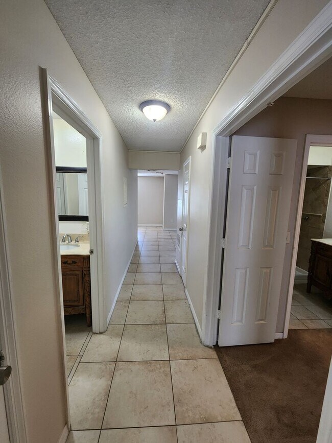 Building Photo - : 2 Bedroom 2 Bath Condo
