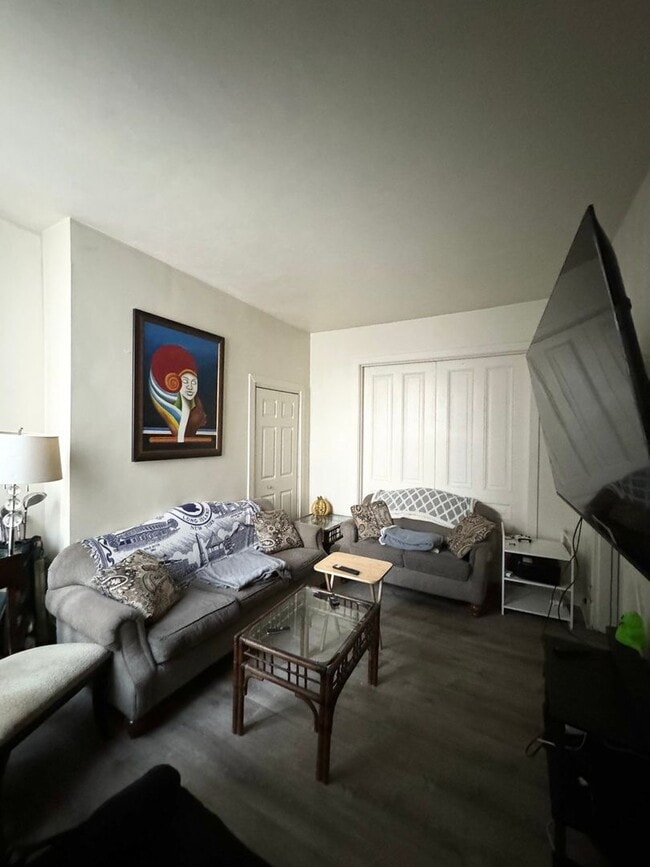 Building Photo - Pitt Student Housing – Spacious 5-Bed, 2-B...