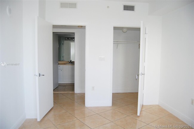 Building Photo - 20000 E Country Club Dr
