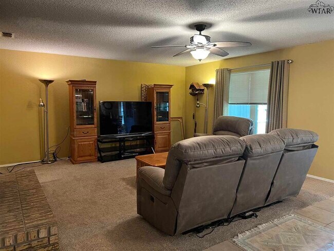 Building Photo - 2108 Selma Dr