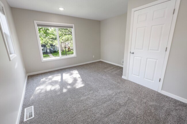 Building Photo - 4 Bedroom House for Rent