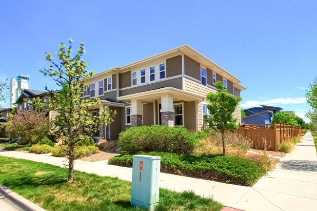 Building Photo - 3 Bed 2.5 Bath End Unit Home with FENCED Y...
