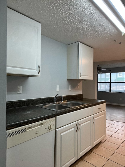 Building Photo - 1215 Shalom Dr