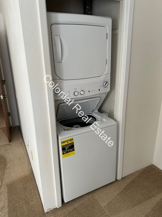 Building Photo - Spacious and Unique 2 Bedroom, 2 Bathroom Home with Wet Bar Area!