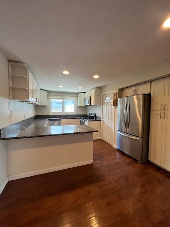 Building Photo - Available 08/16/2025! - Large 4 bedroom/2 ...