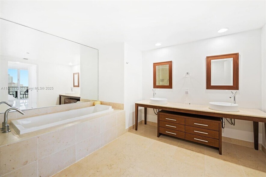 Building Photo - 495 Brickell Ave