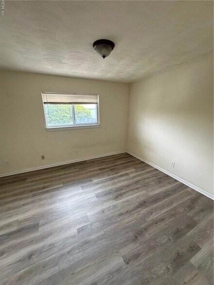 Building Photo - 1063 W 48th St